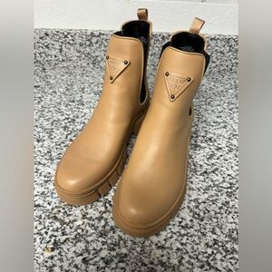 Woman’s size 8.5 GUESS boots. Only worn indoors. Not good for wide feet.